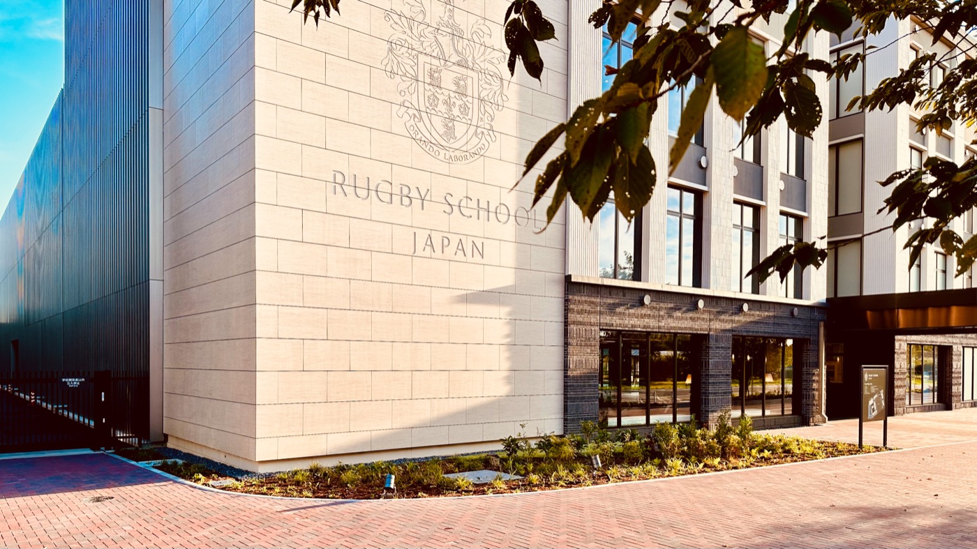 Rugby School Japan 문장이 새겨진 캠퍼스 건물